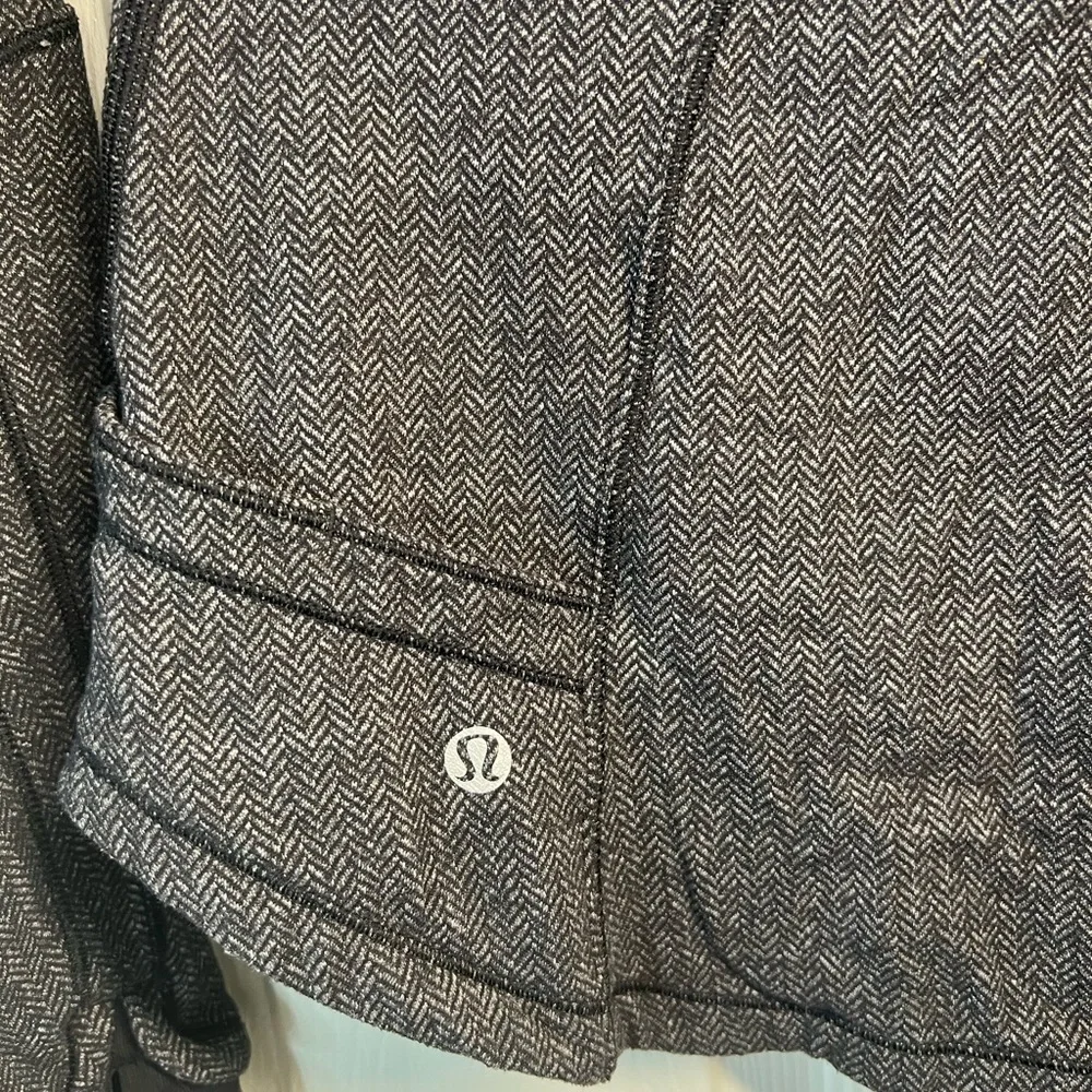 Lululemon‎ Gray Fitted Polo Sweatshirt with Contoured Seams